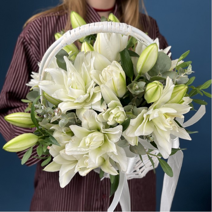 7 пионовидных белых лилий в корзине
