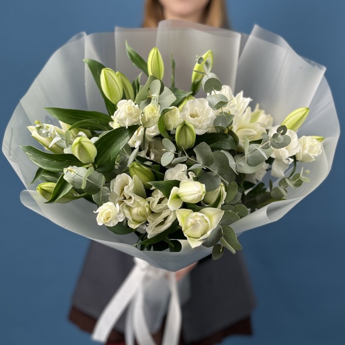 7 белых пионовидных лилий с эустомой