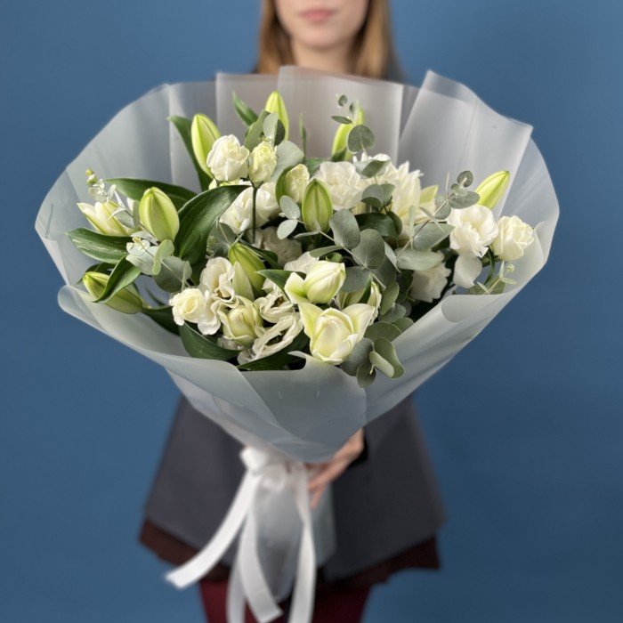 7 белых пионовидных лилий с эустомой