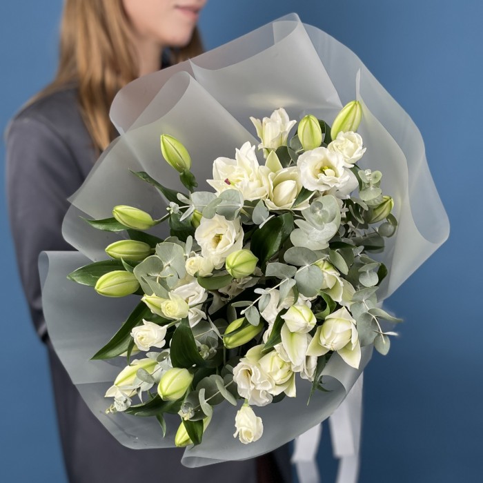 7 белых пионовидных лилий с эустомой