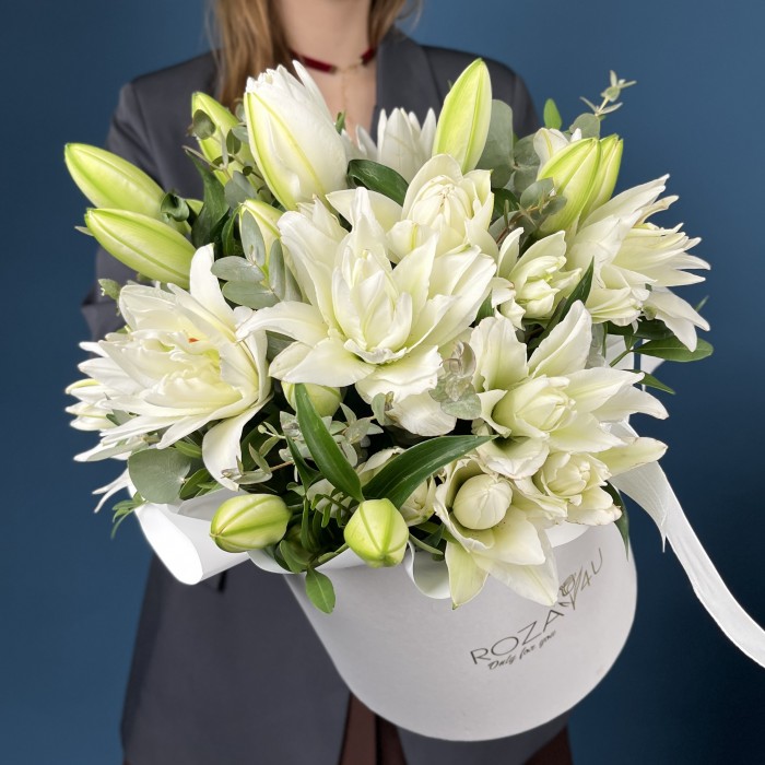 9 пионовидных белых лилий в коробке