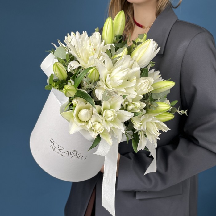 9 пионовидных белых лилий в коробке