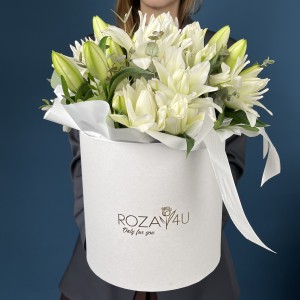 9 пионовидных белых лилий в коробке