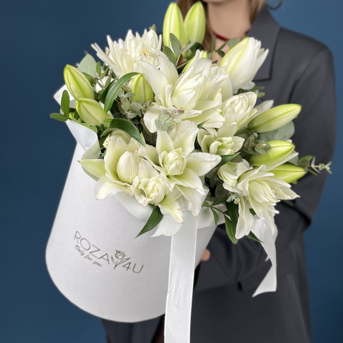 9 пионовидных белых лилий в коробке
