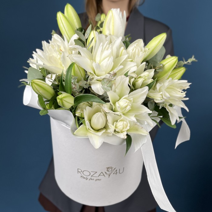 9 пионовидных белых лилий в коробке