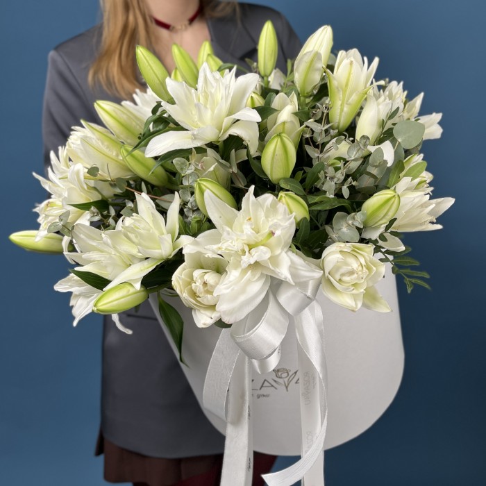 15 пионовидных белых лилий в коробке