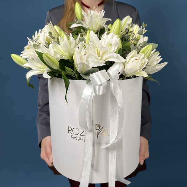15 пионовидных белых лилий в коробке