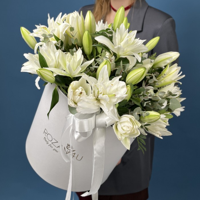 15 пионовидных белых лилий в коробке