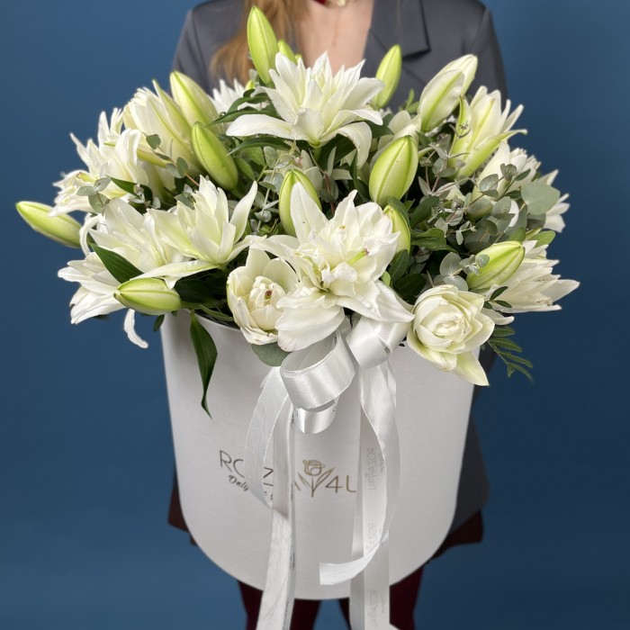 15 пионовидных белых лилий в коробке