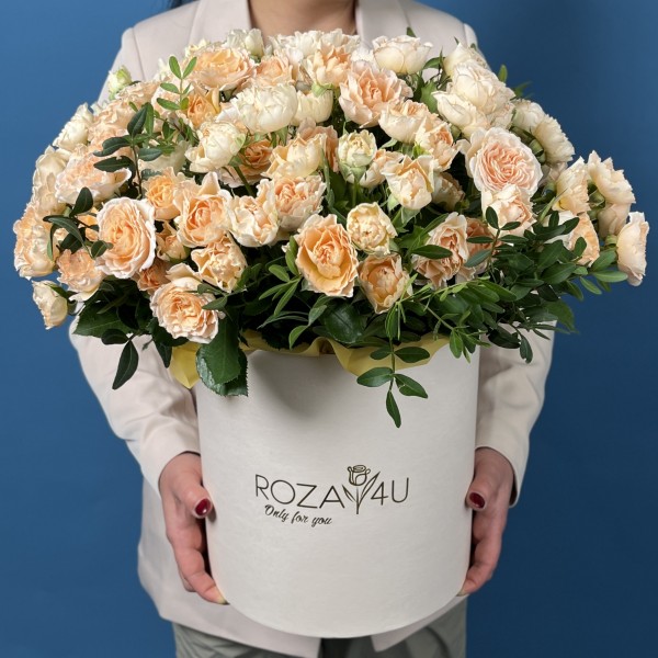 25 кустовых пионовидных роз Минеола в коробке