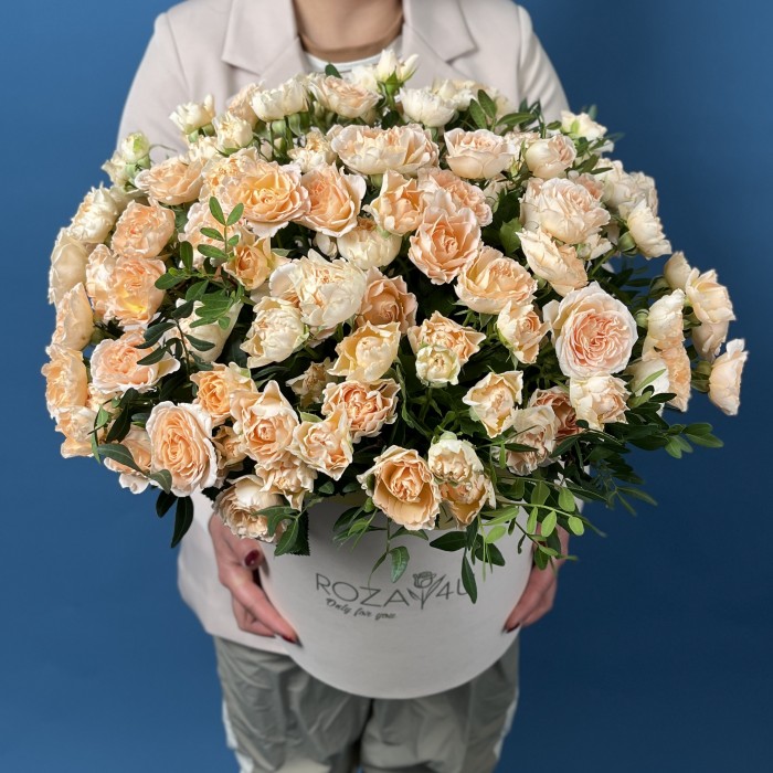 25 кустовых пионовидных роз Минеола в коробке