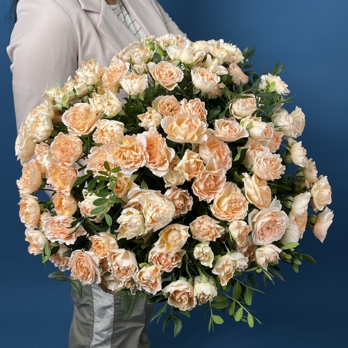 25 кустовых пионовидных роз Минеола в коробке