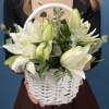 3 пионовидные белые лилии в корзине