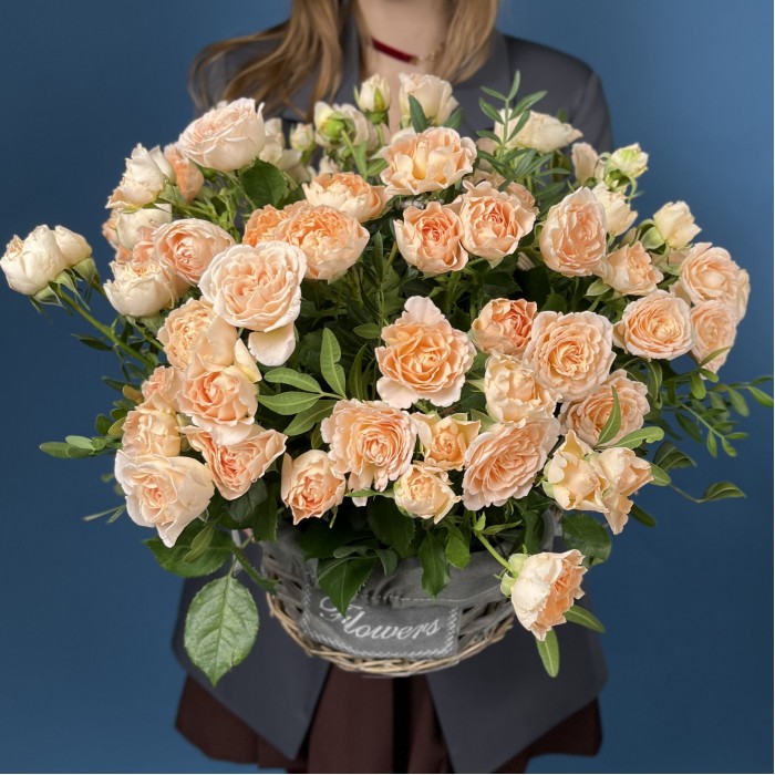 15 кустовых пионовидных роз Минеола в корзине