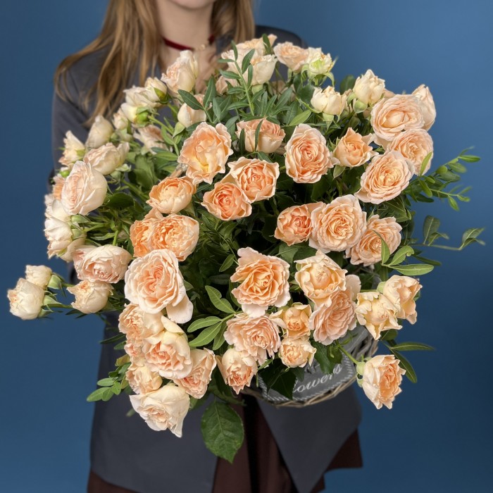 15 кустовых пионовидных роз Минеола в корзине