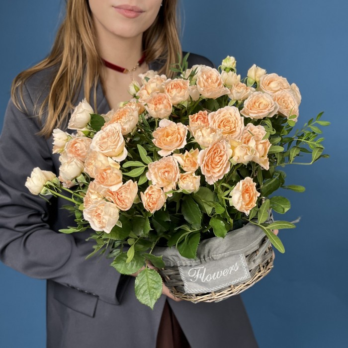 15 кустовых пионовидных роз Минеола в корзине