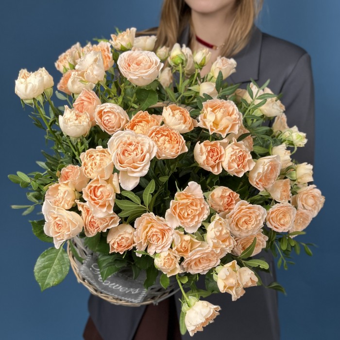 15 кустовых пионовидных роз Минеола в корзине