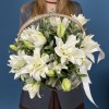 9 пионовидных белых лилий в корзине