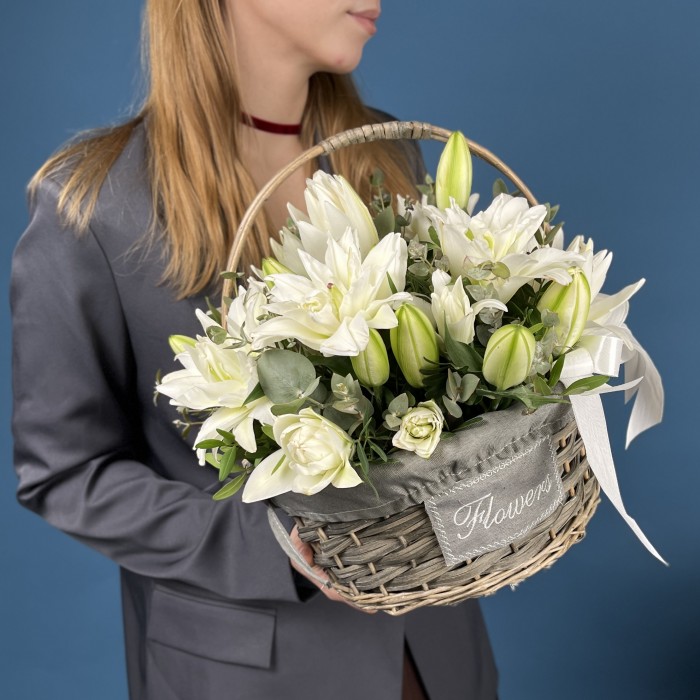 9 пионовидных белых лилий в корзине