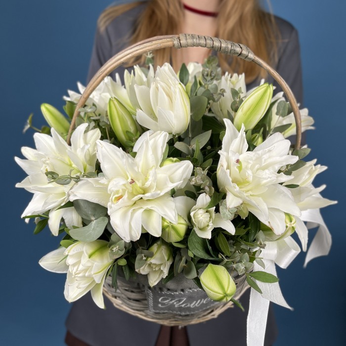 9 пионовидных белых лилий в корзине
