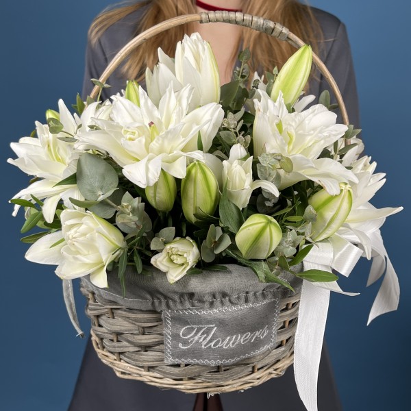 9 пионовидных белых лилий в корзине