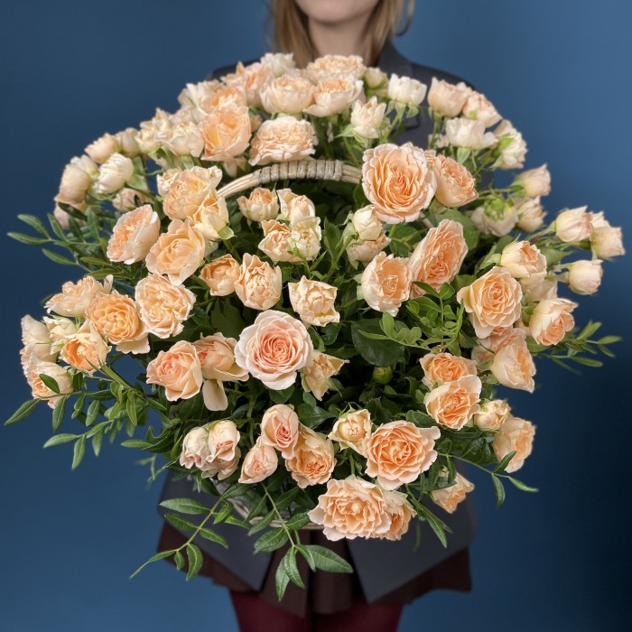 25 кустовых пионовидных роз Минеола в корзине