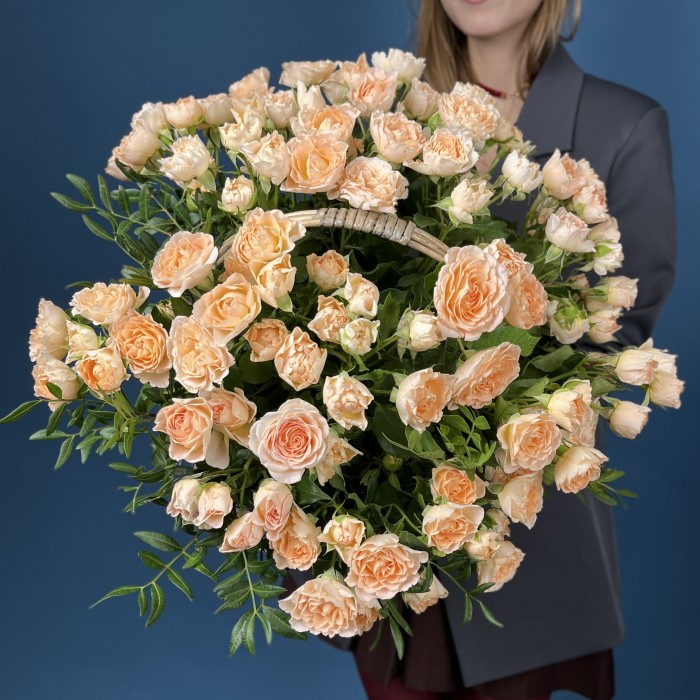 25 кустовых пионовидных роз Минеола в корзине