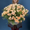25 кустовых пионовидных роз Минеола в корзине