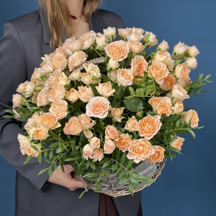 25 кустовых пионовидных роз Минеола в корзине