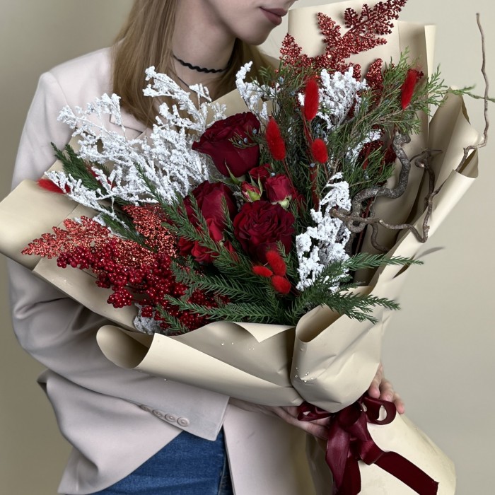 Зимний букет с красной розой