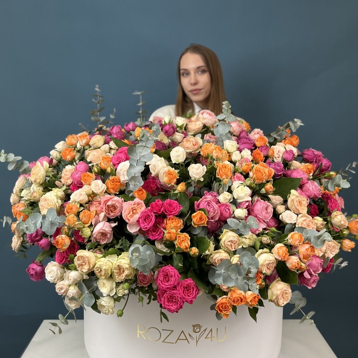 101 кустовая и пионовидная Роза  в большой коробке яркий MIX