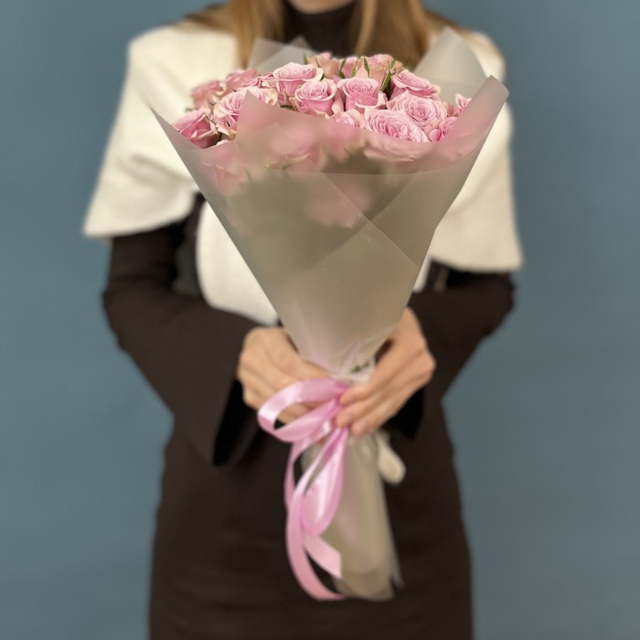 11 сиреневых кустовых роз Лейла 40 см