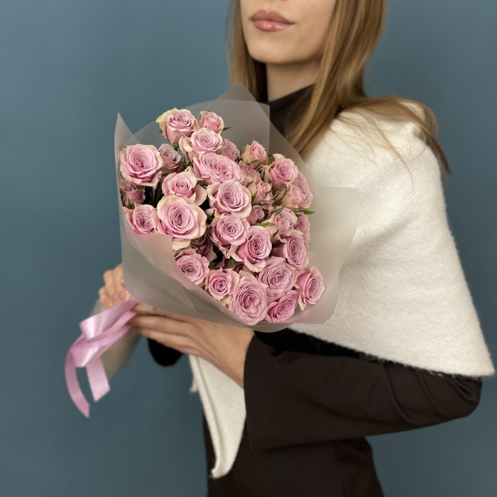 11 сиреневых кустовых роз Лейла 40 см