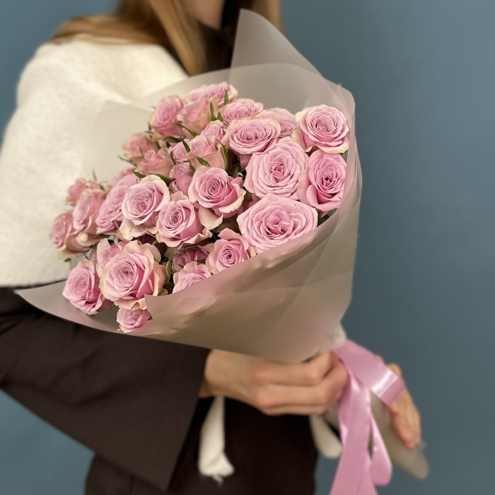 11 сиреневых кустовых роз Лейла 40 см