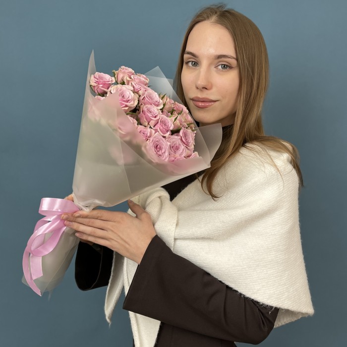 11 сиреневых кустовых роз Лейла 40 см