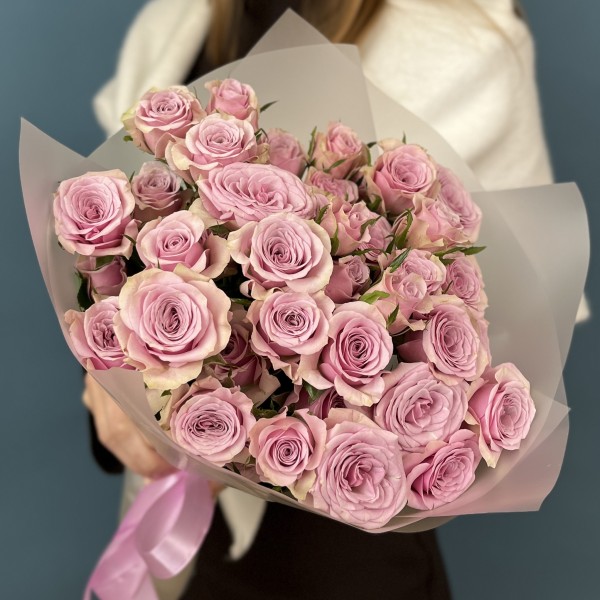 11 сиреневых кустовых роз Лейла 40 см