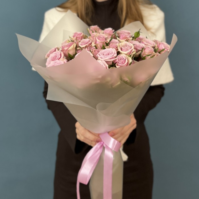 15 сиреневых кустовых роз Лейла 40 см