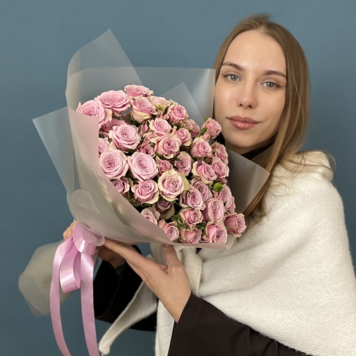 15 сиреневых кустовых роз Лейла 40 см