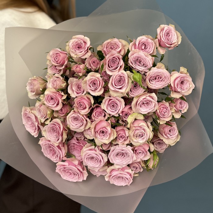 15 сиреневых кустовых роз Лейла 40 см