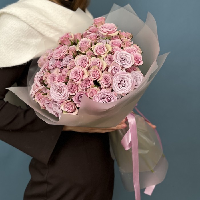 19 сиреневых кустовых роз Лейла 40 см