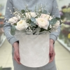 9 пышных ранункулюсов с генистой в бархатной коробке