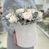 9 пышных ранункулюсов с генистой в бархатной коробке
