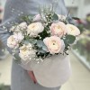 9 пышных ранункулюсов с генистой в бархатной коробке