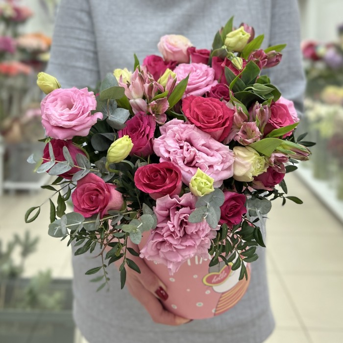 Нежная эустома с розами в коробке