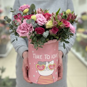 Нежная эустома с розами в коробке