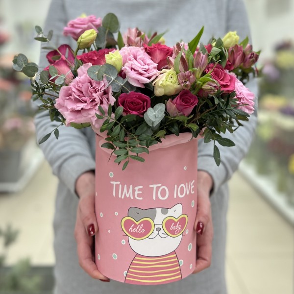 Нежная эустома с розами в коробке