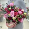 Нежная эустома с розами в коробке