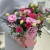 Нежная эустома с розами в коробке