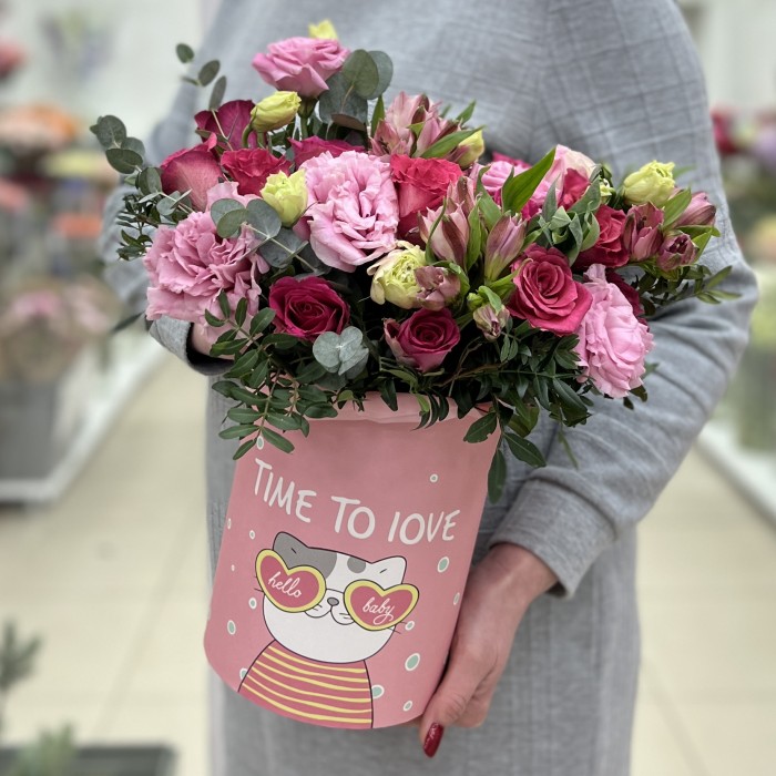 Нежная эустома с розами в коробке