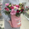 Нежная эустома с розами в коробке